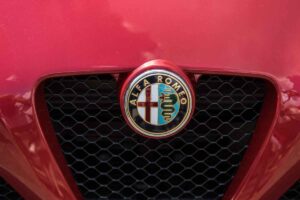 L'Alfa Romeo nata per battere la Porsche: design unico e cuore pulsante del Biscione