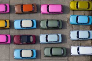 Auto 2026, addio colori “tristi”: il ritorno dei colori pieni cambia tutto (e non è solo estetica)