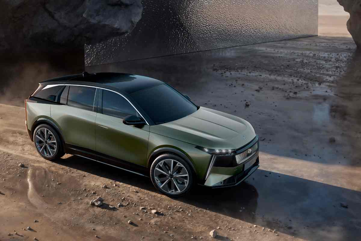 Stellantis lancia il nuovo SUV premium prodotto in Italia: esteticamente è qualcosa di già visto, ma nasconde tanta tecnologia